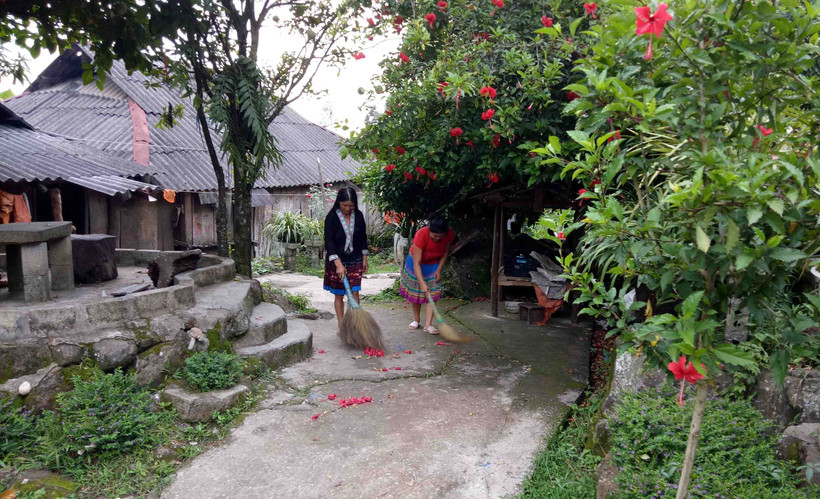 Người dân thường xuyên dọn vệ sinh môi trường diệt loăng quăng, phòng chống sốt xuất huyết. Nguồn: baolaichau.vn