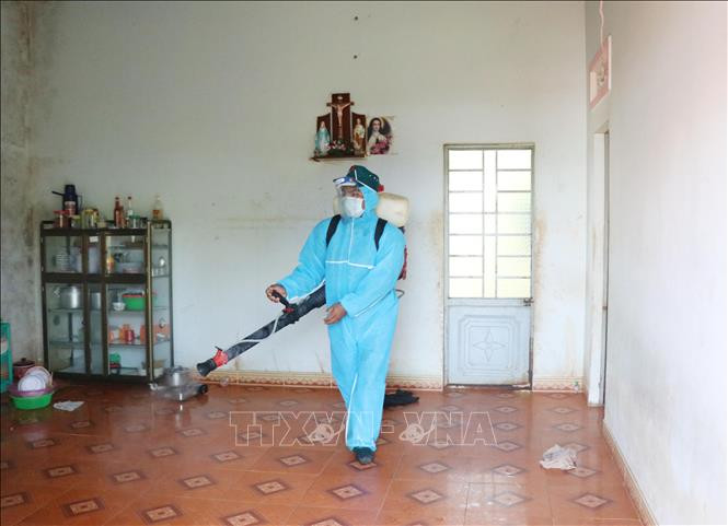 Phun thuốc khử khuẩn tại khu dân cư có ca bệnh sinh sống. Ảnh: Tuấn Anh - TTXVN