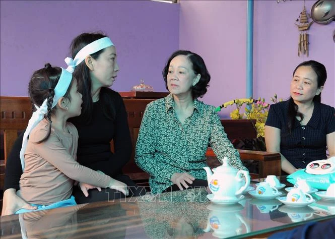 Đồng chí Trương Thị Mai, Trưởng Ban Dân vận Trung ương thăm hỏi gia đình Liệt sỹ Trung tá Phạm Ngọc Quyết, Đoàn Kinh tế Quốc phòng 337. Ảnh: Thanh Thủy-TTXVN