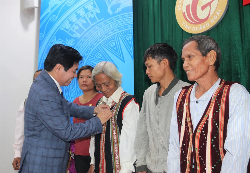 Lãnh đạo Sở VHTTDL tỉnh Quảng Ngãi thừa ủy quyền của Chủ tịch nước trao tặng danh hiệu Nghệ nhân ưu tú. Ảnh: Đinh Hương – TTXVN