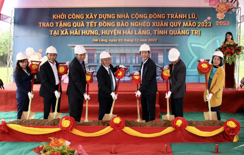 Lãnh đạo tỉnh Quảng Trị và Ngân hàng BIDV thực hiện nghi lễ khởi công xây dựng Nhà cộng đồng tránh lũ ở xã Hải Hưng, huyện Hải Lăng. Ảnh: Nguyên Linh-TTXVN 
