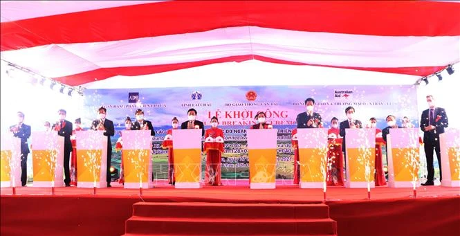 Phó Thủ tướng Phạm Bình Minh va các đại biểu nhấn nút khởi công dự án kết nối giao thông các tỉnh miền núi phía Bắc. Ảnh: Nguyễn Oanh-TTXVN. 