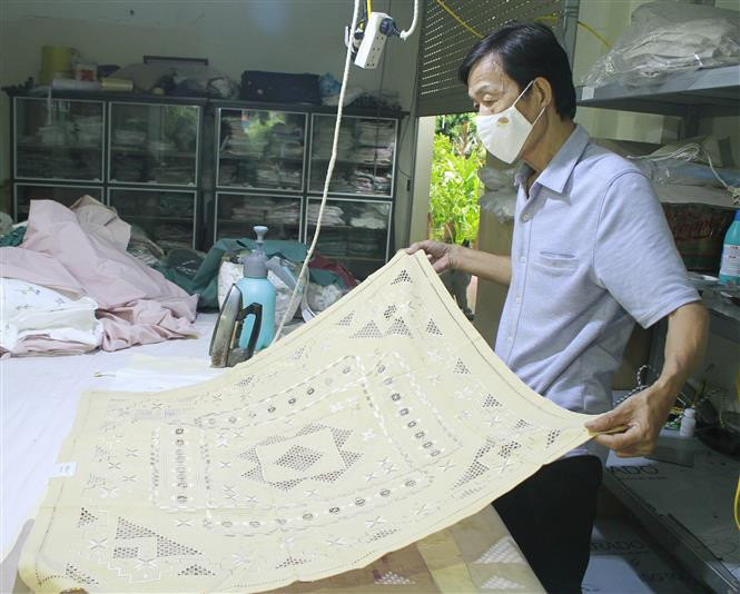 Nhiều sản phẩm của làng nghề thêu ren Văn Lâm ở xã Ninh Hải, huyện Hoa Lư, tỉnh Ninh Bình đã được đánh giá sản phẩm OCOP 4 sao. Ảnh: Thùy Dung - TTXVN 