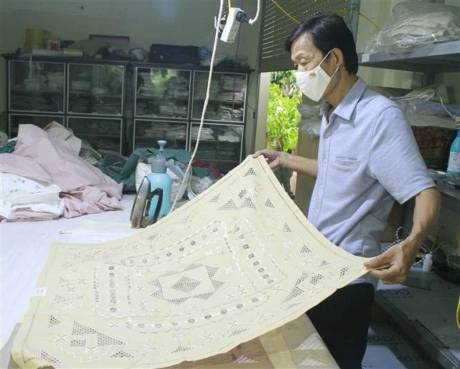 Nhiều sản phẩm của làng nghề thêu ren Văn Lâm ở xã Ninh Hải, huyện Hoa Lư, tỉnh Ninh Bình đã được đánh giá sản phẩm OCOP 4 sao. Ảnh: Thùy Dung - TTXVN 