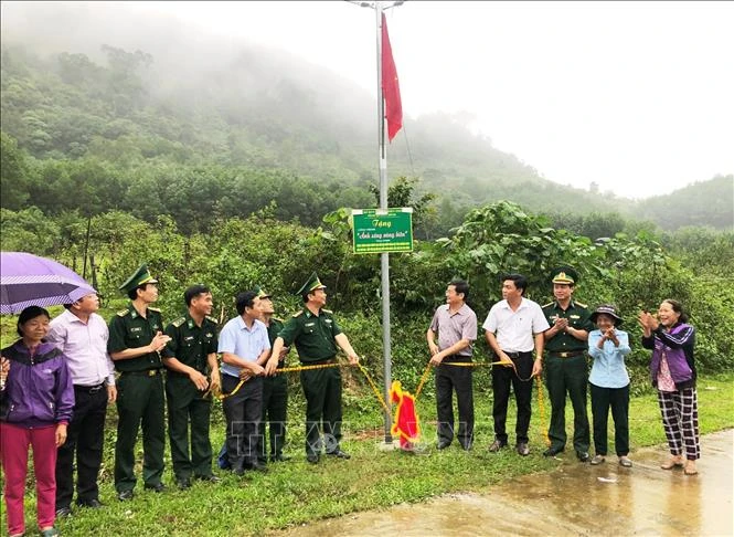 Lãnh đạo tỉnh Quảng Bình và Bộ Chỉ huy Bộ đội Biên phòng Quảng Bình cùng bà con nhân dân vùng biên giới xã Hóa Sơn phấn khởi khánh thành công trình "Ánh sáng vùng biên" tại địa phương. Ảnh: Võ Dung -TTXVN
