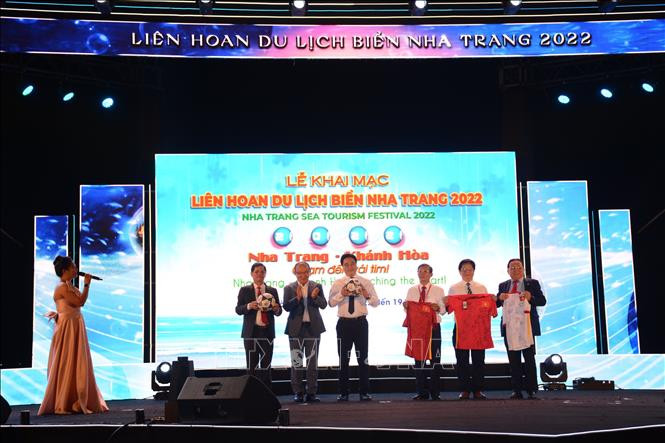 Lãnh đạo UBND tỉnh Khánh Hòa chụp hình lưu niệm cùng ông Park Hang Seo- Huấn luyện viên trưởng Đội tuyển bóng đá quốc gia - khách mời đặc biệt của Liên hoan Du lịch Biển Nha Trang hè 2022. Ảnh: Phan Sáu - TTXVN 