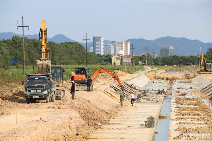 Xây dựng hạ tầng thoát nước tại KCN Bắc Vinh. Ảnh: Nguyễn Hải