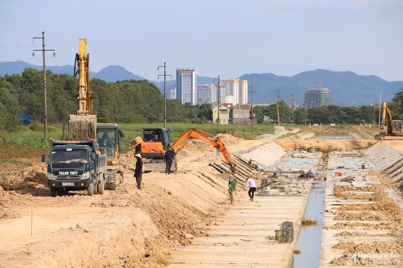 Xây dựng hạ tầng thoát nước tại KCN Bắc Vinh. Ảnh: Nguyễn Hải