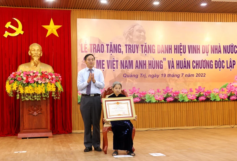 Phó Bí thư Thường trực Tỉnh ủy, Chủ tịch HĐND tỉnh Quảng Trị Nguyễn Đăng Quang trao danh hiệu Bà mẹ Việt Nam Anh hùng” cho cụ bà Lê Thị Mót, xã Gio Sơn, huyện Gio Linh. Ảnh: Nguyên Lý-TTXVN