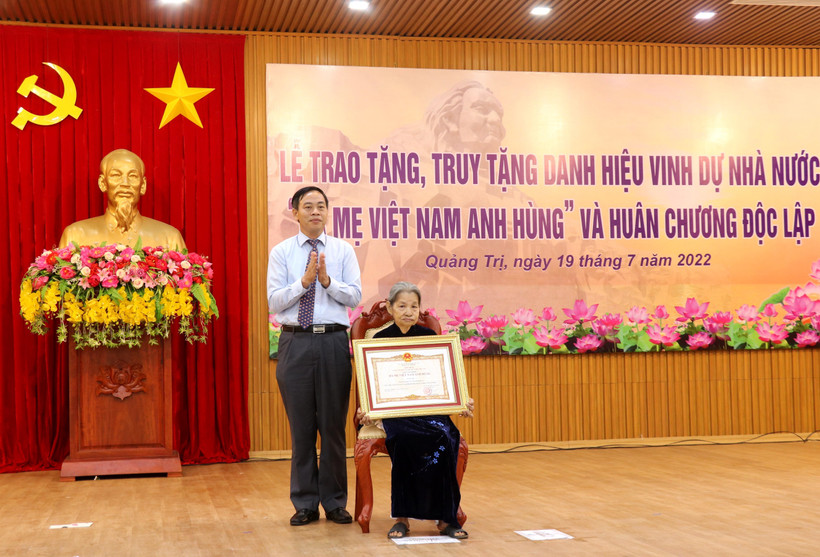 Phó Bí thư Thường trực Tỉnh ủy, Chủ tịch HĐND tỉnh Quảng Trị Nguyễn Đăng Quang trao danh hiệu Bà mẹ Việt Nam Anh hùng” cho cụ bà Lê Thị Mót, xã Gio Sơn, huyện Gio Linh. Ảnh: Nguyên Lý-TTXVN