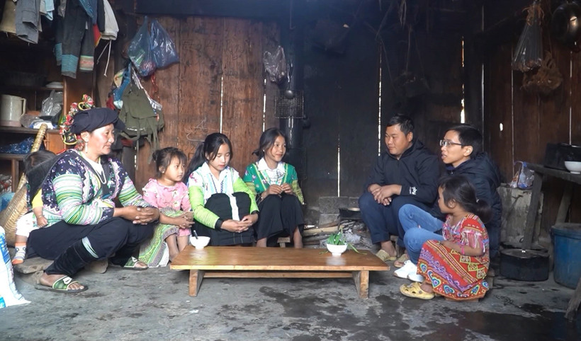 Giáo viên Trường THCS xã Phúc Than, huyện Than Uyên tới các hộ gia đình vận động học sinh ra lớp sau Tết. Ảnh: Việt Hoàng - TTXVN 