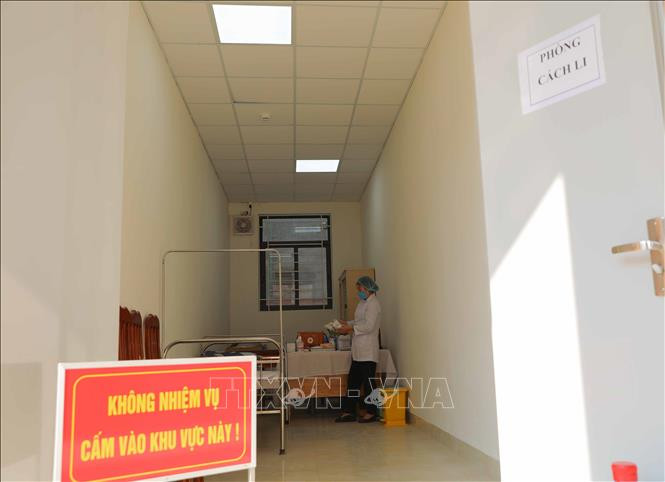 Công tác y tế, phòng dịch được đặc biệt quan tâm khi đón học sinh đi học trở lại (ảnh chụp sáng 5/12). Ảnh: Thanh Tùng - TTXVN 
