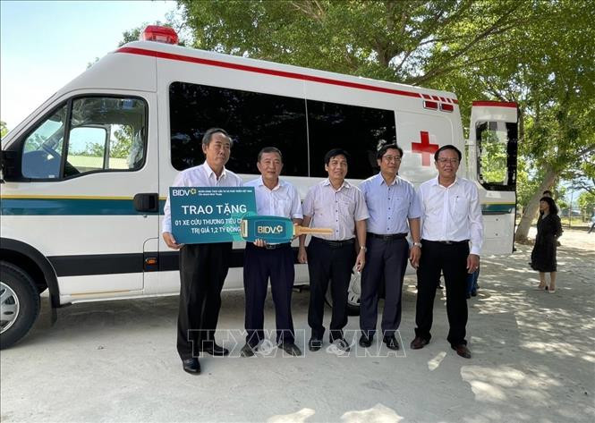 Đại diện BIDV trao tặng xe cứu thương cho Trung tâm Y tế huyện Ninh Hải. Ảnh: TTXVN phát 