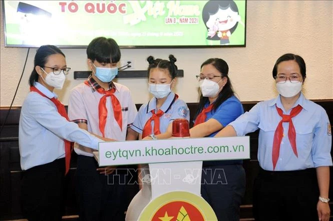 Các đại biểu thực hiện nghi thức khai mạc hội thi. Ảnh: Hồng Giang - TTXVN 