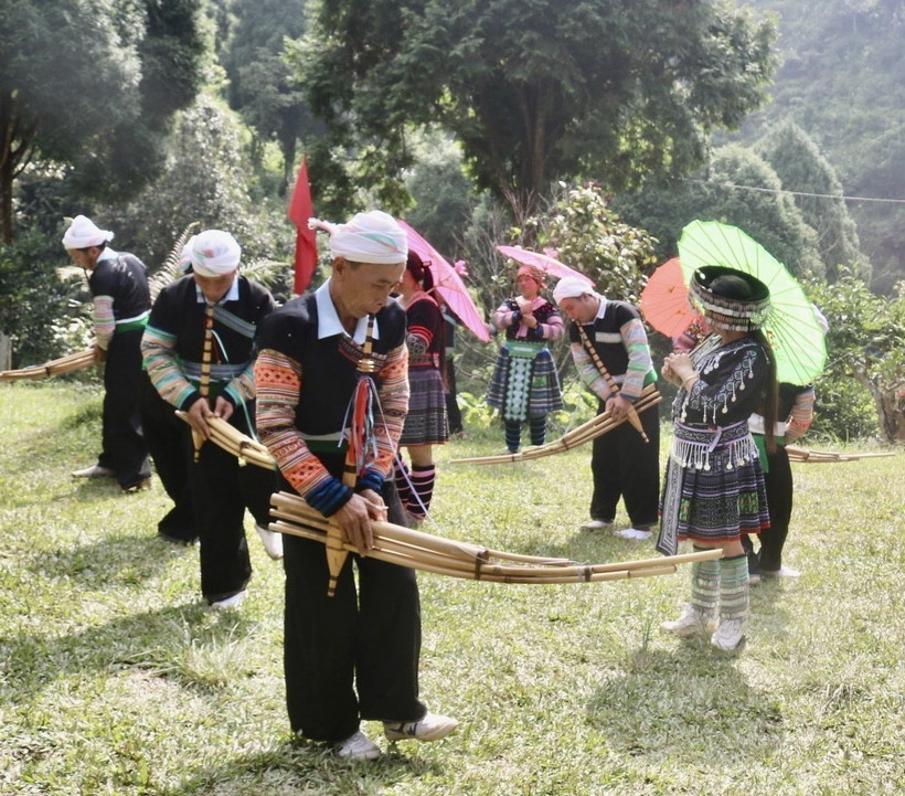 Múa khèn thường được các chàng trai người Mông biểu diễn tại những lễ hội lớn của đồng bào. Ảnh: Tuấn Anh - TTXVN 