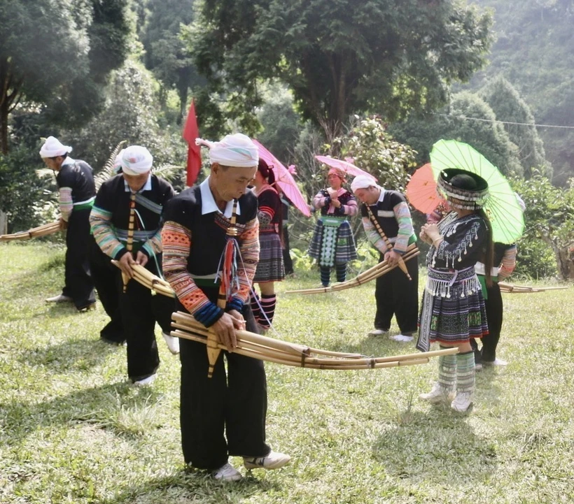 Múa khèn thường được các chàng trai người Mông biểu diễn tại những lễ hội lớn của đồng bào. Ảnh: Tuấn Anh - TTXVN 