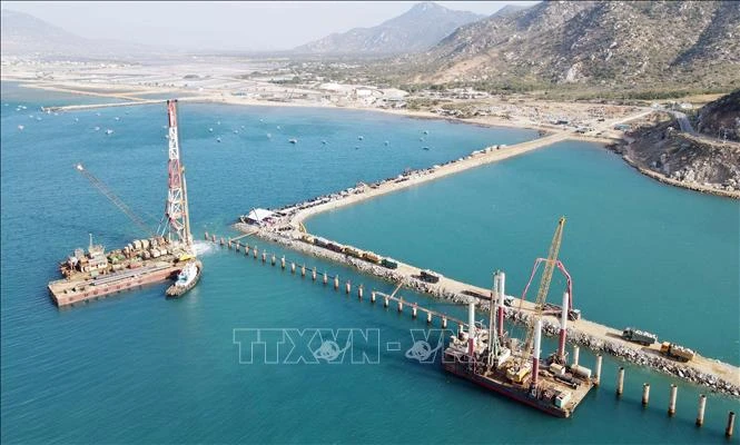 Dự án Cảng biển tổng hợp Cà Ná đang được thi công trên biển. Ảnh: Công Thử - TTXVN 