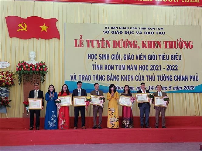 Kon Tum tuyên dương, khen thưởng học sinh giỏi và giáo viên tiêu biểu
