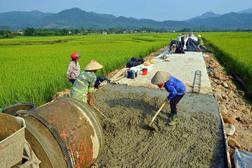 Thanh Hóa xây dựng đường nông thôn mới. Ảnh : Thanh Hà-TTXVN