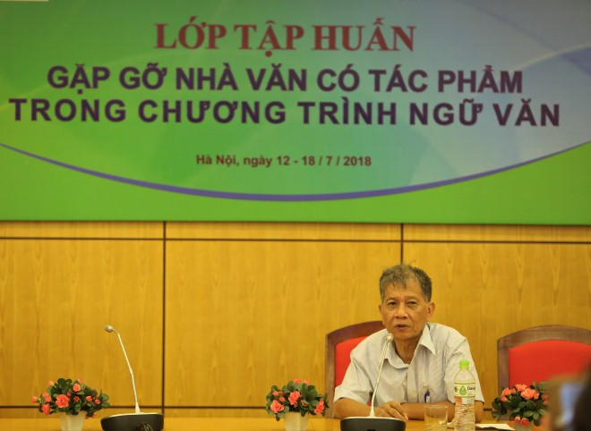 Nhà văn Nguyễn Huy Thiệp trò chuyện tại lớp tập huấn Gặp gỡ các nhà văn có tác phẩm trong chương trình ngữ văn do Đại học Văn hóa Hà Nội tổ chức hồi tháng 7/2018. Ảnh: thethaovanhoa.vn