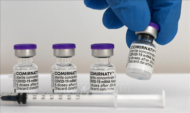 Vaccine Comirnaty phòng COVID-19 của hãng dược Pfizer-BioNTech. Ảnh: AFP/ TTXVN 