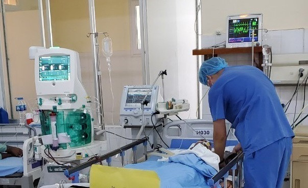 Các bác sĩ khoa Hồi sức tích cực Bệnh viện Đa khoa Lâm Đồng điều trị cho bệnh nhân thứ ba. Ảnh: TTXVN phát