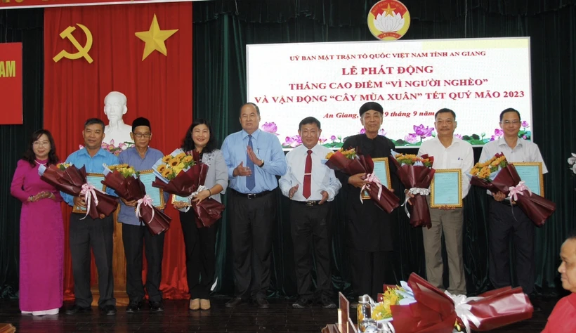 Lãnh đạo tỉnh An Giang trao hoa và thư cảm ơn các đơn vị ủng hộ Quỹ “Vì người nghèo” năm 2022 và “Cây mùa Xuân” Tết Quý Mão 2023. Ảnh: Thanh Sang - TTXVN