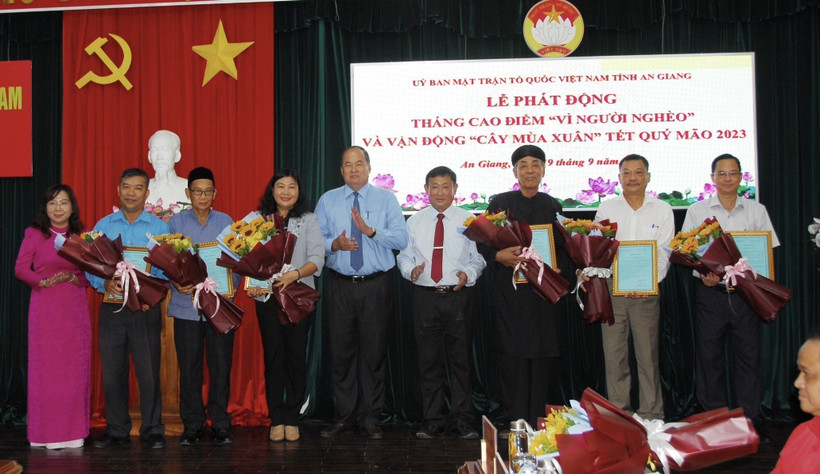 Lãnh đạo tỉnh An Giang trao hoa và thư cảm ơn các đơn vị ủng hộ Quỹ “Vì người nghèo” năm 2022 và “Cây mùa Xuân” Tết Quý Mão 2023. Ảnh: Thanh Sang - TTXVN