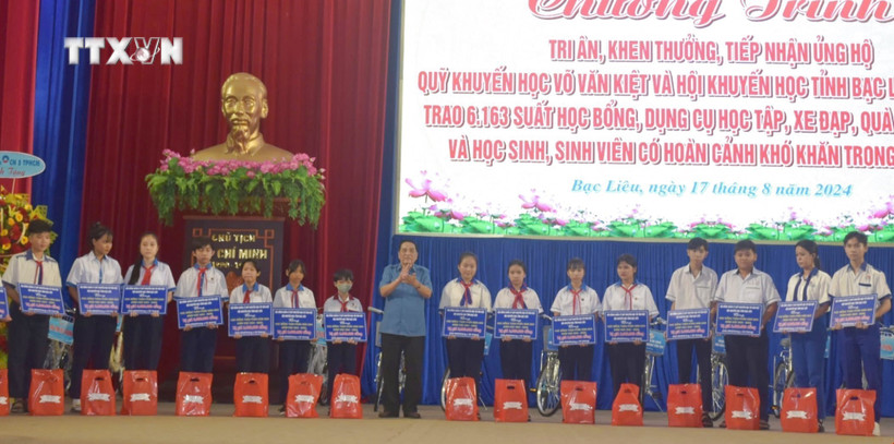 Trao học bổng và quà tặng cho học sinh có hoàn cảnh khó khăn tại chương trình. Ảnh: Tuấn Kiệt – TTXVN