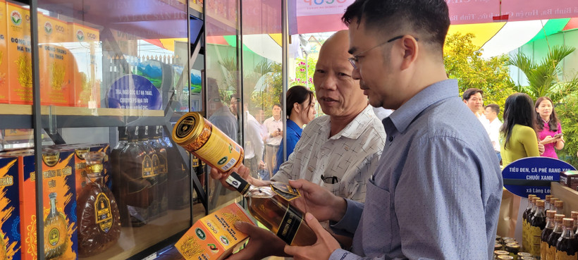 Khách tham quan, mua sắm sản phẩm tại điểm trưng bày, bán sản phẩm OCOP tại ấp Suối Lúp, xã Bình Ba, huyện Châu Đức. Ảnh: TTXVN phát 