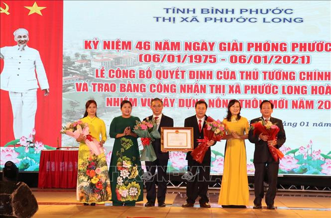 Lãnh đạo tỉnh Bình Phước thừa Ủy quyền trao quyết định của Thủ tướng công nhận thị xã Phước Long hoàn thành nhiệm vụ xây dựng nông thôn mới. Ảnh: Sỹ Tuyên -