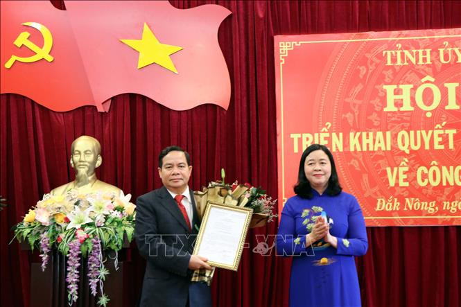 Đồng chí Bùi Thị Minh Hoài, Bí thư Trung ương Đảng, Trưởng Ban Dân vận Trung ương trao quyết định của Bộ Chính trị cho đồng chí Điểu Kré. Ảnh: Hưng Thịnh – TTXVN
