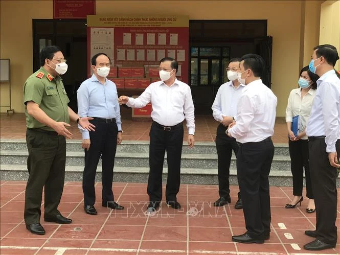 Bí thư Thành ủy Hà Nội Đinh Tiến Dũng kiểm tra công tác chuẩn bị bầu cử tại huyện Đông Anh. Ảnh: Văn Cảnh-TTXVN