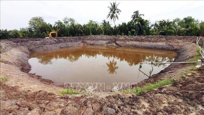 Nông dân Đồng bằng sông Cửu Long xây dựng ao tích trữ nước ngọt. Ảnh: TTXVN