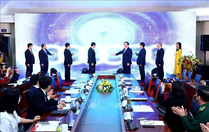 Các đại biểu thực hiện nghi thức khai mạc triển lãm thực tế ảo. Ảnh: An Đăng - TTXVN 
