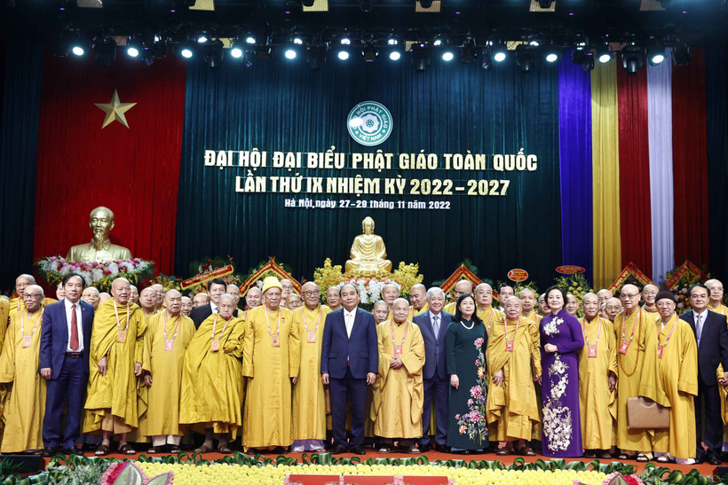 Chủ tịch nước Nguyễn Xuân Phúc, Chủ tịch Ủy ban Tung ương MTTQ Việt Nam Đỗ Văn Chiến, Trưởng Ban Dân vận trung ương Bùi Thị Minh Hoài cùng các đại biểu với Đoàn Chủ tịch đại hội. Ảnh: Thống Nhất – TTXVN 