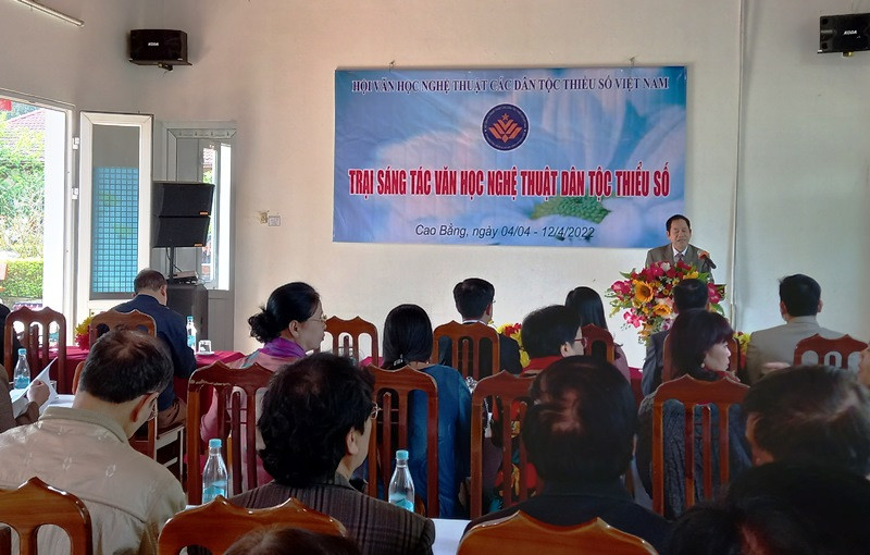 Các tác giả và đại biểu dự lễ khai mạc Trại sáng tác văn học nghệ thuật đề tài dân tộc thiểu số. Ảnh: nhandan.vn