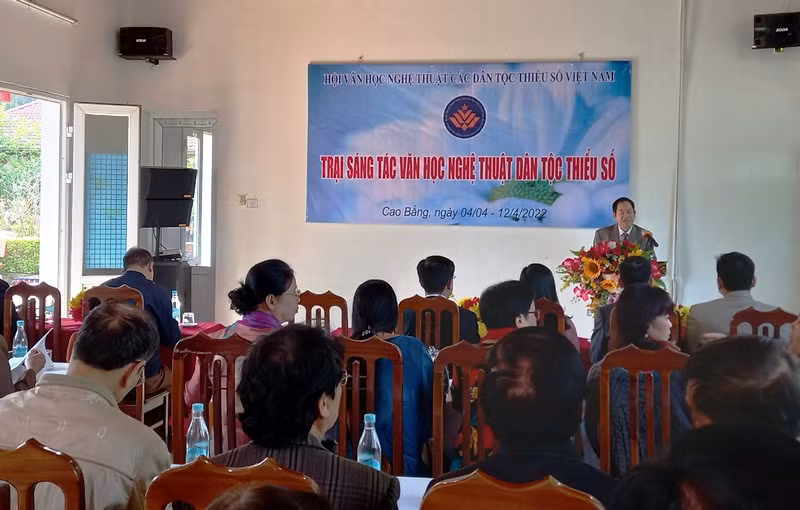 Các tác giả và đại biểu dự lễ khai mạc Trại sáng tác văn học nghệ thuật đề tài dân tộc thiểu số. Ảnh: nhandan.vn