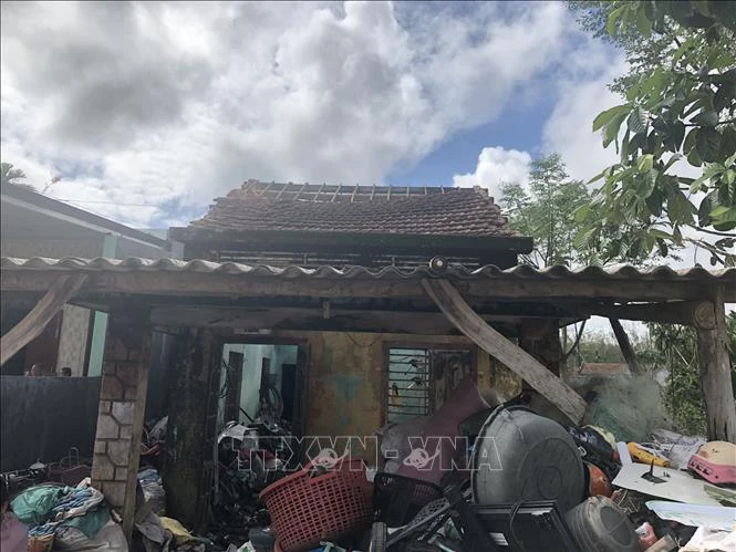 Bão số 9 khiến nhiều gia đình ở xã Đức Chánh, huyện Mộ Đức bị thiệt hại nặng. Ảnh: Sỹ Thắng-TTXVN