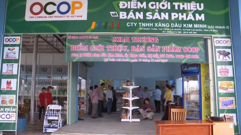 Sở Công thương tỉnh Cà Mau phối hợp với huyện Cái Nước, khai trương điểm giới thiệu bán sản phẩm OCOP tại thị trấn Cái Nước. Ảnh :ctvcamau.vn
