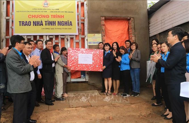Bà Nguyễn Giang Tuệ Minh (bên phải), Phó Chủ tịch Thường trực Công đoàn Viên chức Việt Nam tặng quà cho gia đình công đoàn viên chức. Ảnh: Đặng Tuấn - TTXVN