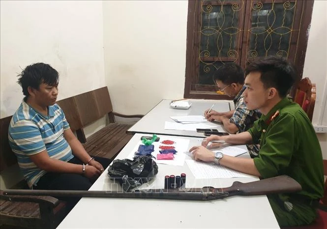 Đối tượng Giàng A Hua cùng tang vật tại cơ quan Công an. Ảnh: TTXVN phát