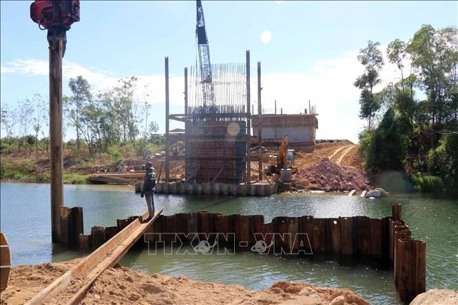 Phấn đấu hoàn thành lắp toàn bộ dầm cầu sông Bồ trên tuyến cao tốc đi qua địa bàn xã Phong Sơn, huyện Phong Điền trước ngày 15/10. Ảnh: Đỗ Trưởng - TTXVN 