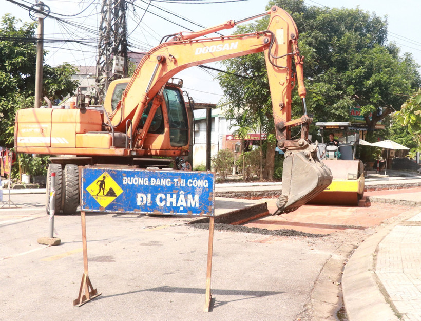 Thi công nâng cấp đường Bà Triệu, thành phố Đông Hà (Quảng Trị) từ vốn đầu tư công. Ảnh: Nguyên Lý-TTXVN 