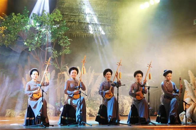 Tiết mục hát then - đàn tính do các nghệ sĩ của Nhà hát ca múa nhạc dân gian Việt Bắc biểu diễn. Ảnh: Hoàng Nguyên - TTXVN 
