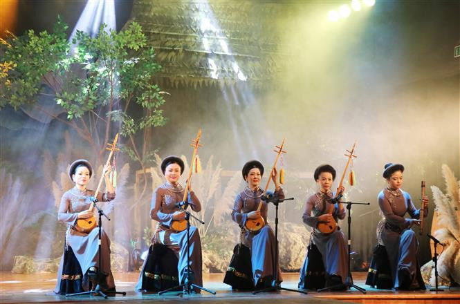 Tiết mục hát then - đàn tính do các nghệ sĩ của Nhà hát ca múa nhạc dân gian Việt Bắc biểu diễn. Ảnh: Hoàng Nguyên - TTXVN 