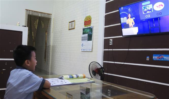  Học sinh lớp 1 học qua truyền hình. Ảnh: Tường Vi - TTXVN 