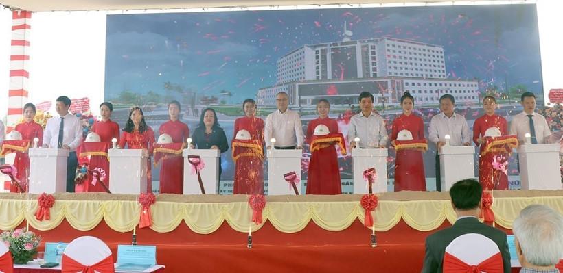 Lãnh đạo tỉnh Phú Yên thực hiện nghi thức khởi công xây dựng bệnh viện Sản Nhi Phú Yên. Ảnh: Xuân Triệu - TTXVN 