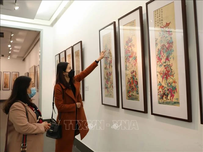 Khách tham quan triển lãm. Ảnh: Thanh Tùng - TTXVN 