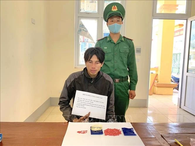 Đối tượng Mùa A Di cùng tang vật bị thu giữ tại cơ quan điều tra. Ảnh: Xuân Tư - TTXVN